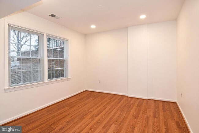 Foto del edificio - 6835 Washington Blvd