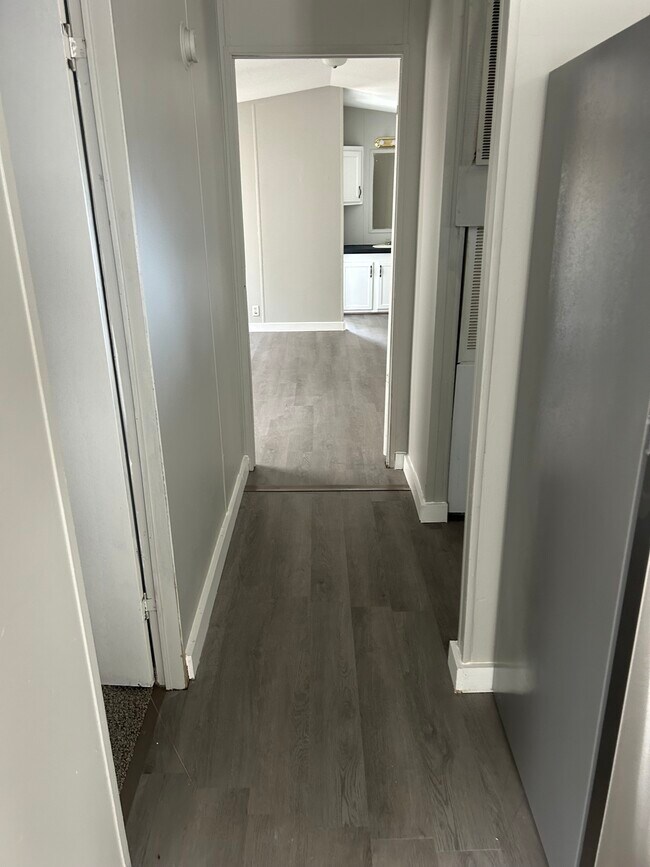 Pasillo al dormitorio principal - 467 Vanzant Rd