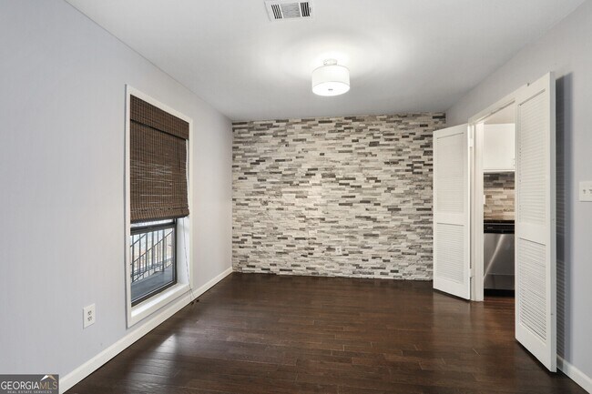 Building Photo - 8740 Roswell Rd