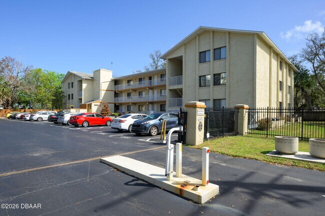 Building Photo - 633 S Palmetto Ave