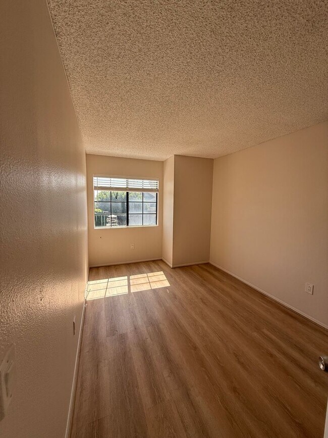 Foto del edificio - Wonderful 4 Bedroom 2-story Townhome in "F...
