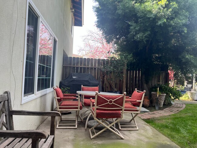 Foto del edificio - 5908 Stockdale Hwy