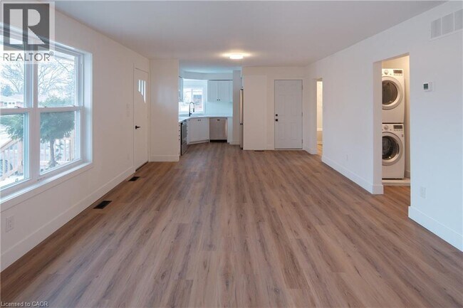 Photo du bâtiment - 2137 Mt Forest Dr