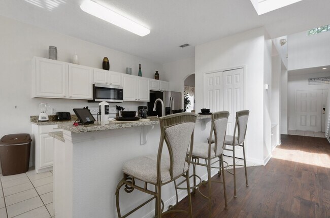 Foto del edificio - Single family pool home now available!