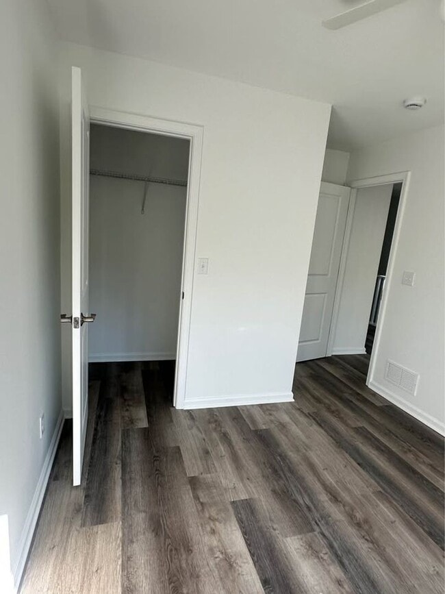 Building Photo - Twin Lakes Duplex