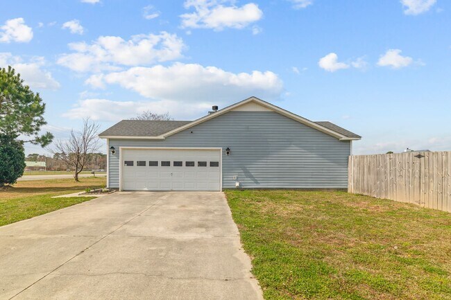 Building Photo - 3 Bedroom 2 Bathroom Home