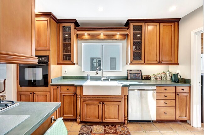 Kitchen - 343 N Croft Ave
