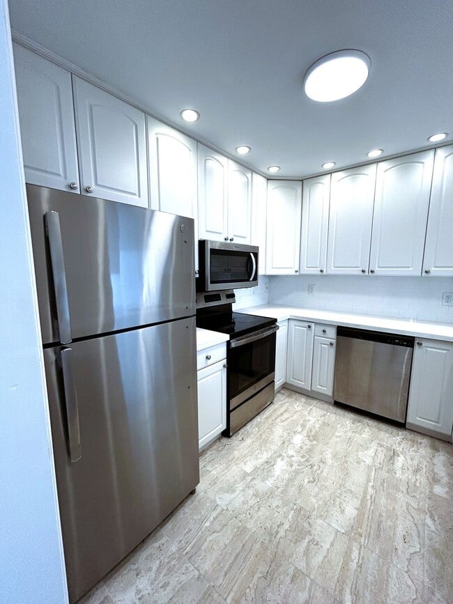 Building Photo - Large 1 Bedroom 1.5 Bath Condo - Steps from Fort Lauderdale Beach!