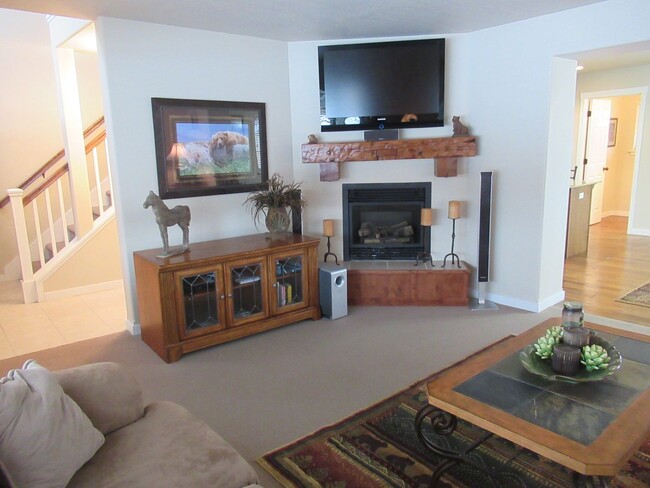 Building Photo - 2 Bed 2.5 Bath Furnished River Lakes Townh...