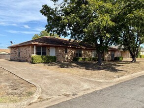 Building Photo - 512 Karen Dr
