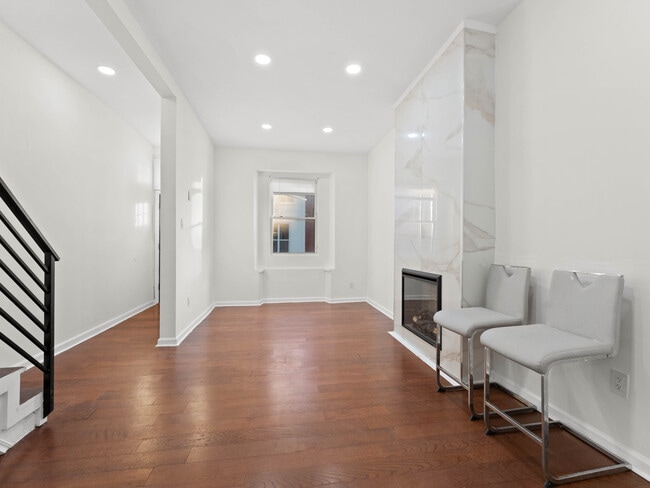 Foto del edificio - 2443 Nicholas St