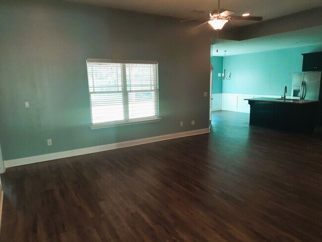 Building Photo - 4 Bedroom, 2 Bath Ranch Style Home