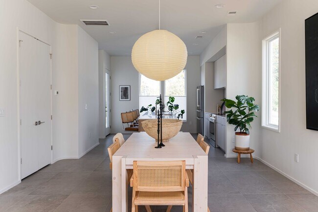 Foto del edificio - Great contempory home close to the heart of Greenville.