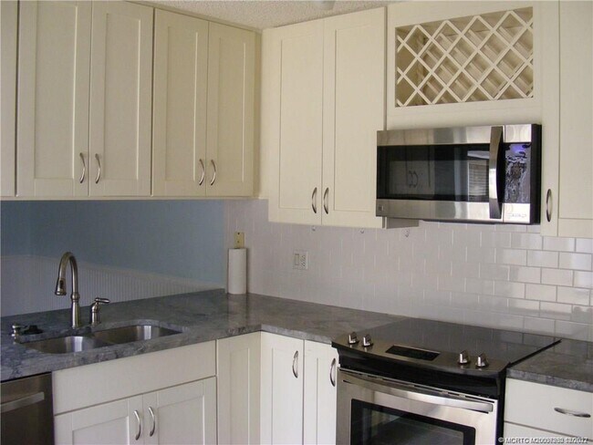 Building Photo - 2893 SW Lakemont Pl