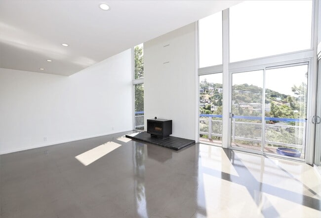 Building Photo - Stunning Mid-Century Modern 3 Bed/ 2 Bath ...