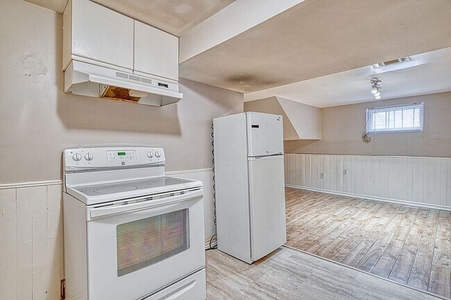 Photo du bâtiment - Lower Level 2 Bedroom Just Off Redhill