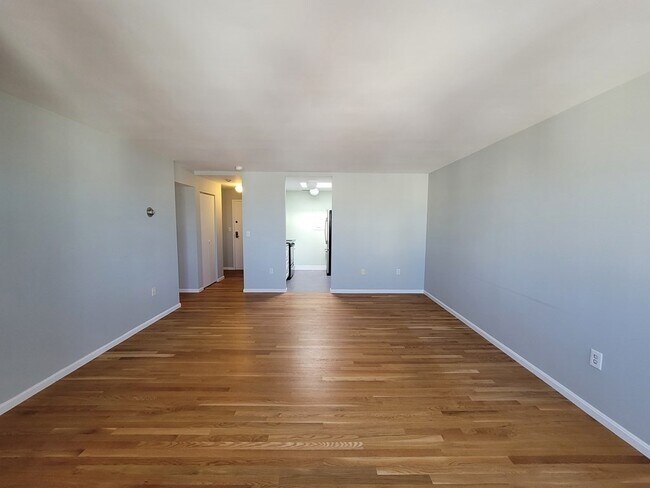 Building Photo - 218 Thorndike St
