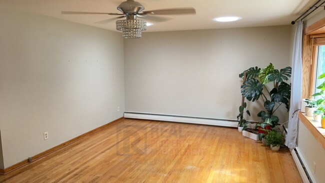Building Photo - Charming 3-bedroom, 2.5-bathroom house loc...