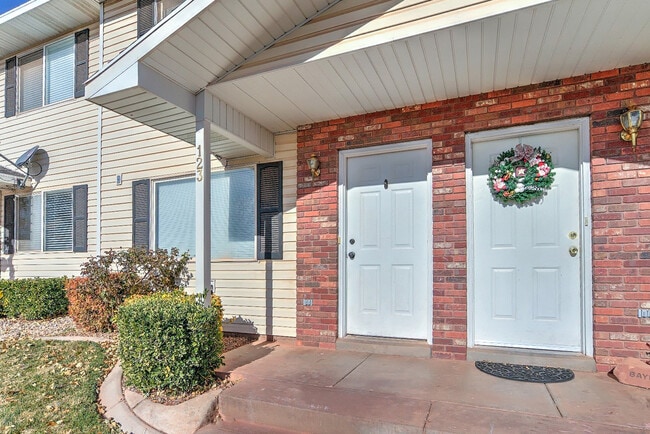 Building Photo - Beautiful 2 bed 1.5 bath townhome with 2 c...