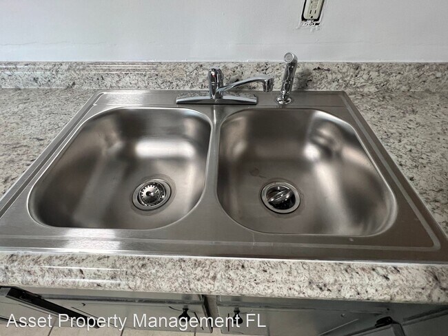 Foto del edificio - 2 br, 1 bath House - 3205 SW 26th Terrace ...