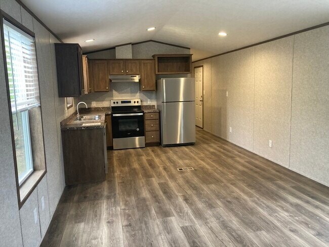 Building Photo - 3 bed 2 bath