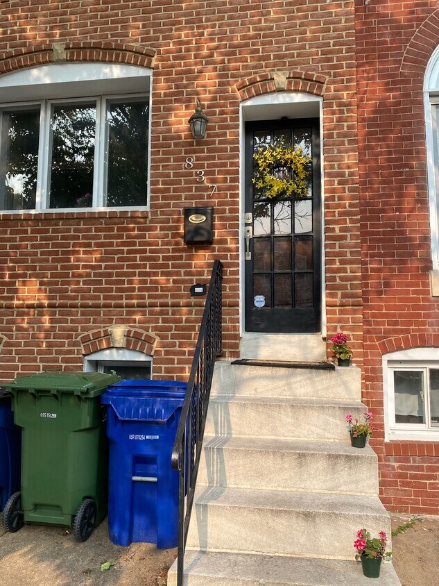 Primary Photo - 837 S Kenwood Ave