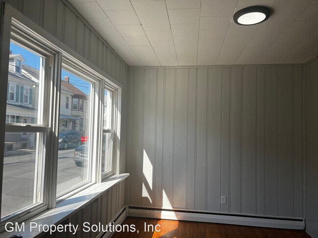 Building Photo - 3 br, 1.5 bath House - 484 N 6th Street