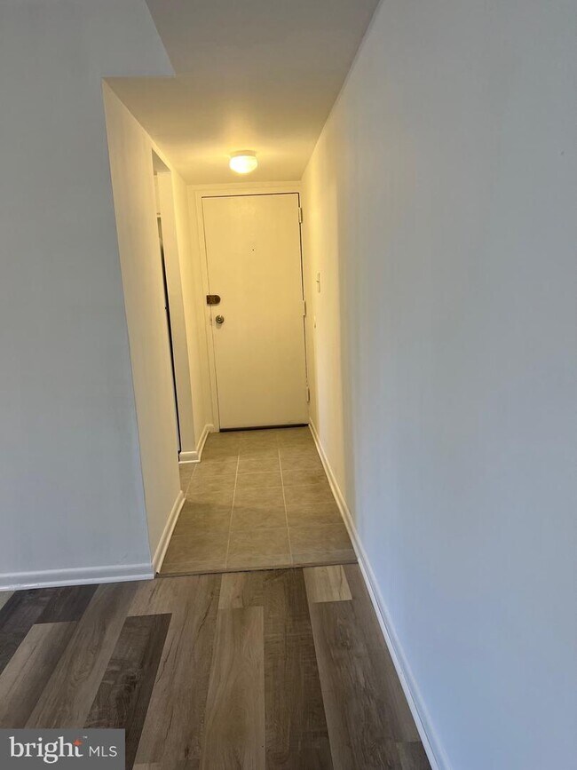 Building Photo - 3790 Lyndhurst Dr