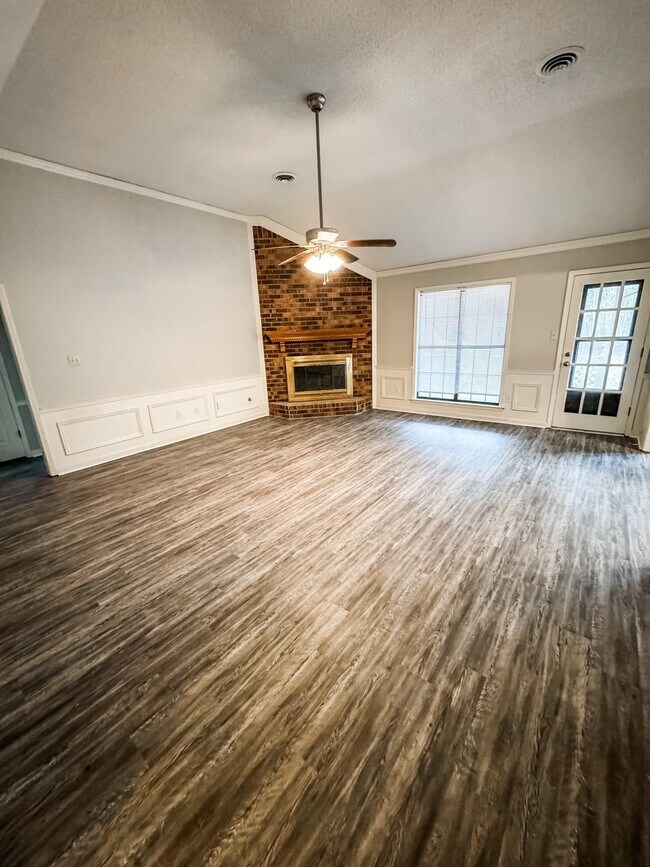 Foto del edificio - 533 Autumn Meadows Ln