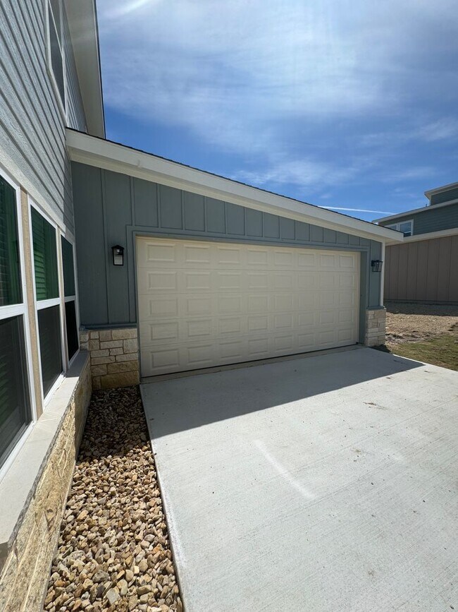 Building Photo - Peaster ISD Modern Living at its best - HI...