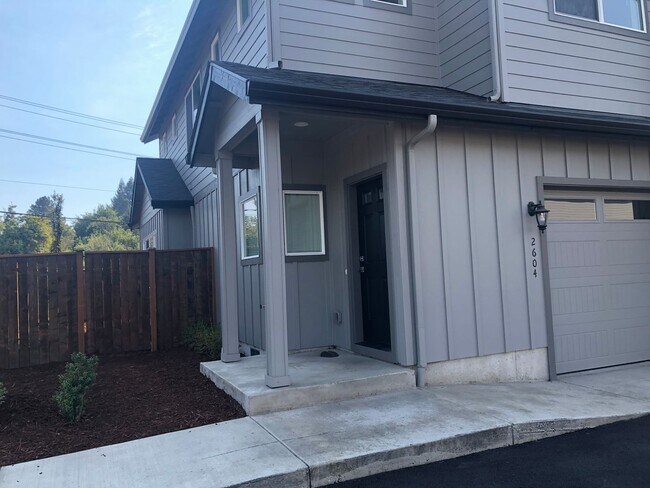 Foto del edificio - Newer 3 bedroom, 2.5 bath duplex in desirable neighborhood!