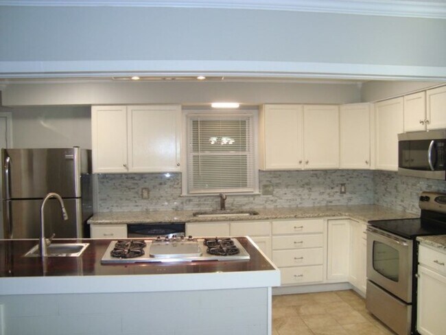 Building Photo - Renovated 4 bedroom available now to rent!