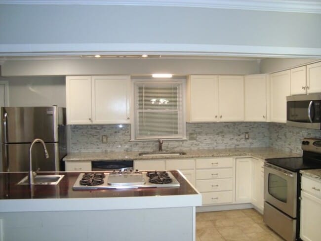 Foto del edificio - Renovated 4 bedroom available now to rent!