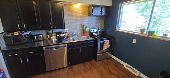 Cocina 3 - 4590 W Dakota Ave