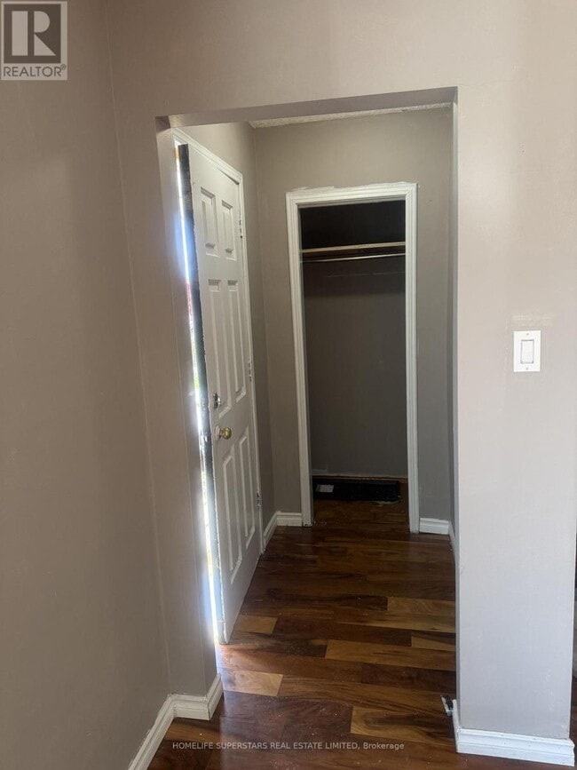 Photo du bâtiment - 6391 McLeod Rd