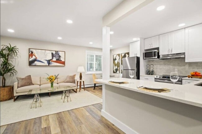 Building Photo - Newly Remodeled 1 BR Available Now!