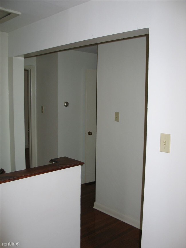 Building Photo - 18 Saint Albans Ave