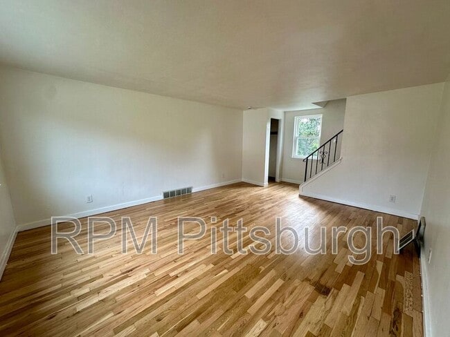 Photo - 975 Elizabeth St House