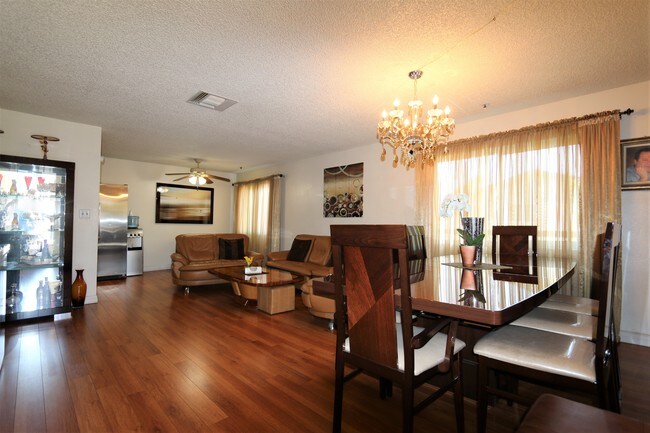 Large open living rooms - 434 E Tujunga Ave