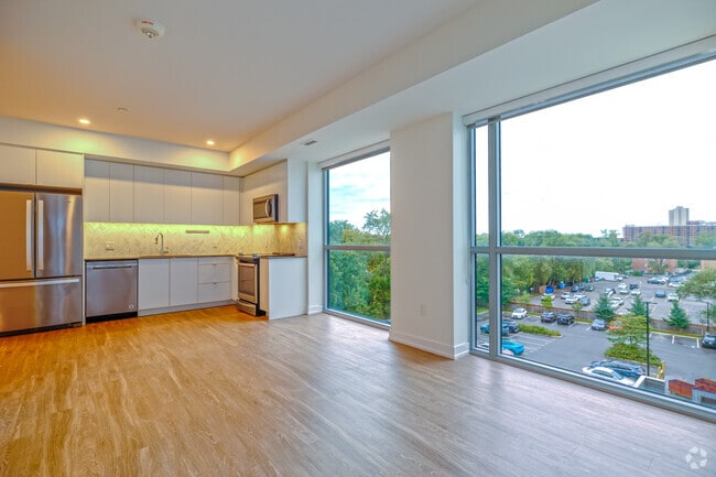 2BR, 2BA - 908SF - Kitchen/Living - 2475 Hurontario Street