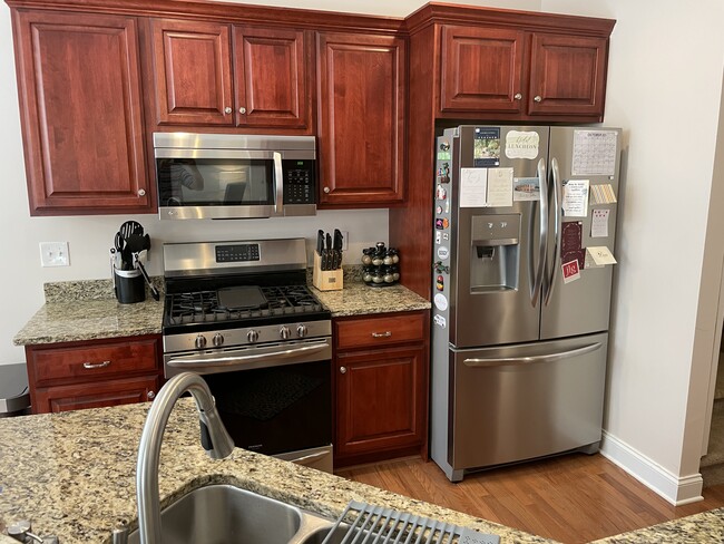 Kitchen (gas range & oven) - 1 Edge Ct