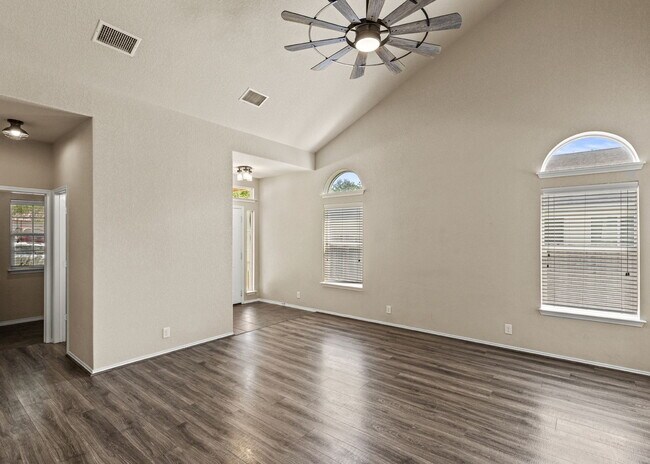 Foto del edificio - Spacious 4 bedroom, 2.5 bath home in the d...