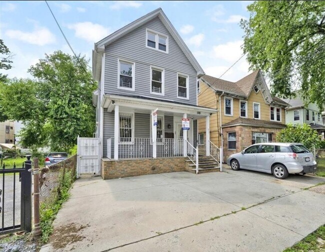 Building Photo - 128 S 11th Ave