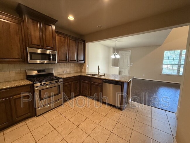 Building Photo - 528 S Greenville Ave