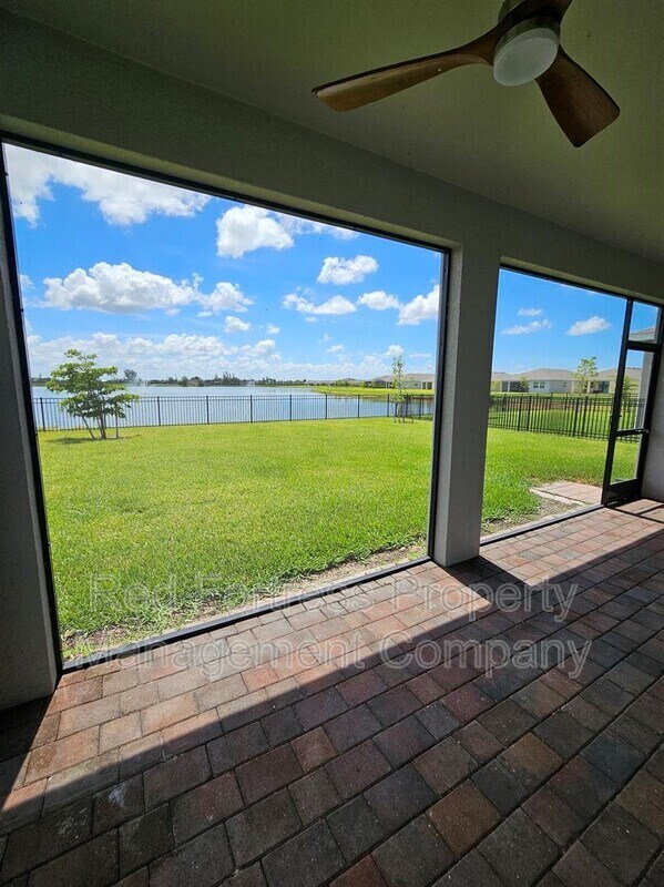 Foto del edificio - 623 Parkshore Lk Ave