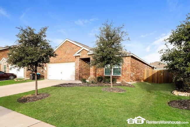Building Photo - Newly renovated spacious 3 bed/2 bath, wit...