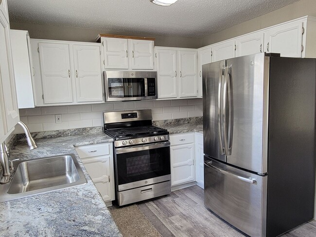 Building Photo - 3 br, 1 bath House - 6909 Lakeview Drive