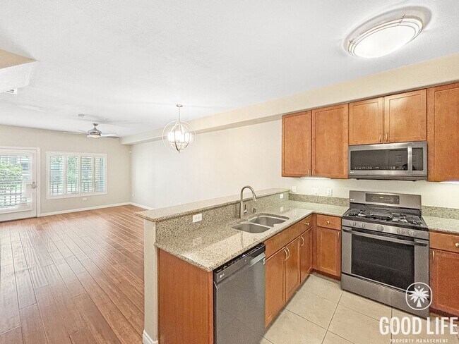 Foto del edificio - Beautiful 2BD/2.5BA Condo in Bankers Hill W/ W/D, A/C, Patio Area and Community Gym!