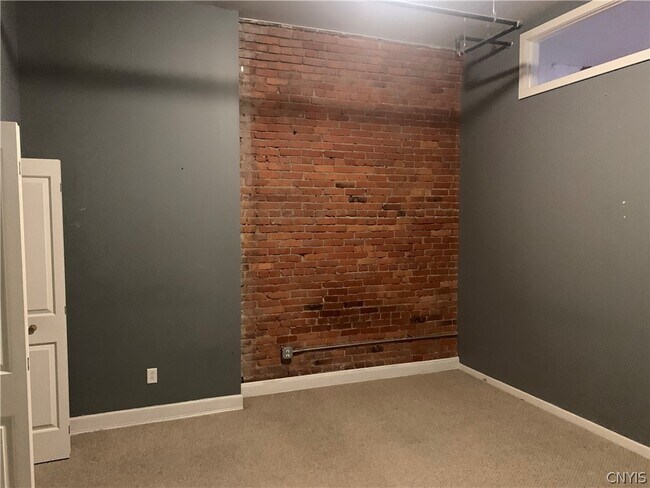 Building Photo - 317 S Clinton St