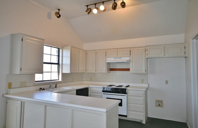 Building Photo - Spacious Brick Home!  Zia School District